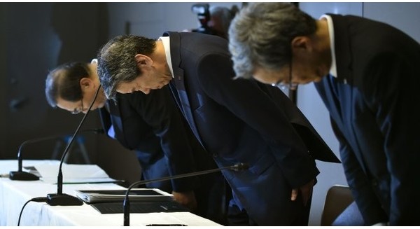  Banh lãnh đạo Toshiba cúi mình xin lỗi sau bê bối tài chính lớn nhất lịch sử của hãng 