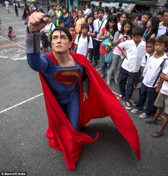 
Anh được người ta gọi với biệt hiệu Pinoy Superman ở Philippines, đồng thời cảm thấy rất tự hào và muốn truyền đi thông điệp Tất cả mọi người đều có thể trở thành siêu anh hùng.
