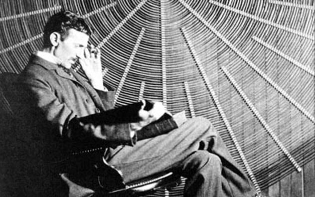  Nikola Tesla cùng nhiều thiên tài nổi tiếng khác trên thế giới như Napoleon Boneparte, Thomas Edison đều biểu lộ sự căm ghét của mình với giấc ngủ và đều có những thói quen giảm thời gian ngủ của mình xuống mức tối đa. 
