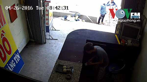 
Camera an ninh ghi lại hình ảnh Duy trộm tiền tại cửa hàng
