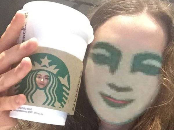 Đầu tiên, xin mời cùng chiêm ngưỡng màn hoán đổi thân xác thành Mỹ nhân ngư Starbucks của một cô gái trẻ ở đâu đó trên quả đất này. 