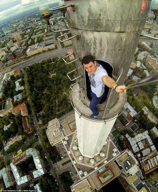  Ivan Semenov chụp ảnh kỷ niệm khi leo lên một trong những tòa nhà cao nhất nước Nga. 