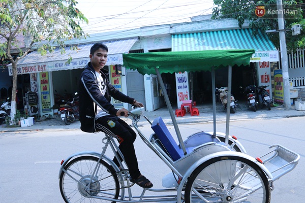  Sinh viên Nguyễn Thành Minh (khoa quản lý dự án, trường ĐHBK Đà Nẵng) đang thử nghiệm chiếc xích lô chạy bằng năng lượng mặt trời. 
