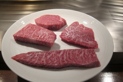  Thịt bò Kobe với những miếng thịt trải đều mỡ, một đặc điểm nổi bật của loại đặc sản này 