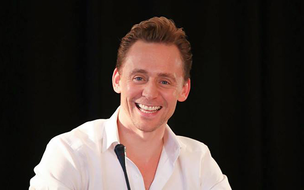 
Tom Hiddleston tại họp báo
