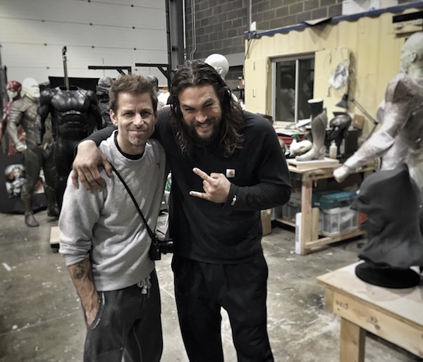 
Bức hình của đạo diễn Zack Snyder cùng Jason Momoa.
