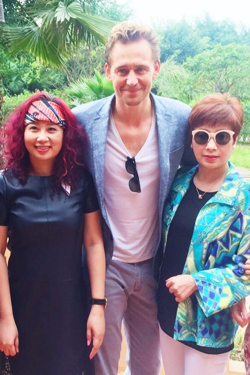 
Nam diễn viên Tom Hiddleston khoe bức ảnh chụp cùng người hâm mộ tại khu nghỉ dưỡng Emeralda của tỉnh Ninh Bình.
