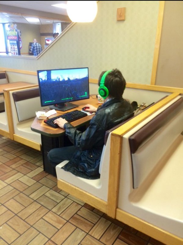 
Anh chàng tự xách cả cây máy tính ra quán Cafe ngồi chơi từ sáng đến chiều
