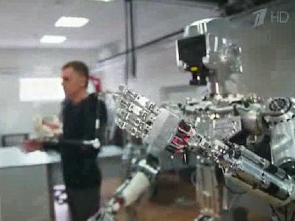  Rô-bốt Ivan the Terminator của Nga có khả năng lặp lại hoàn toàn hành động của người điều khiển. 
