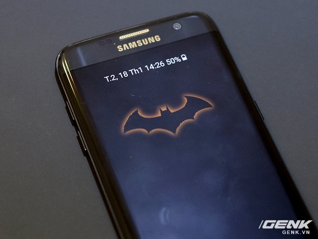  Phầm mềm bên trong chiếc Galaxy S7 Edge Injustice Edition được tinh chỉnh theo phong cách người dơi 