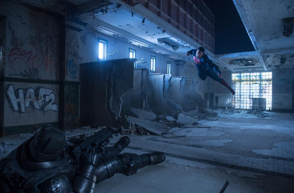 
Bức ảnh hậu trường với cảnh Superman được treo trên không trung mô phỏng cảnh lao vào đấm Batman
