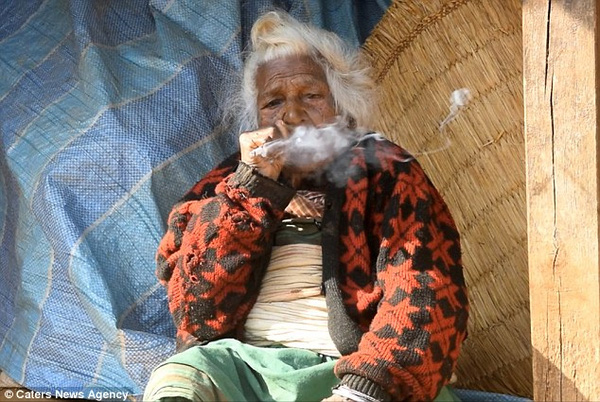  Cụ Batuli vẫn hút thuốc dù đã bước sang tuổi 113. 