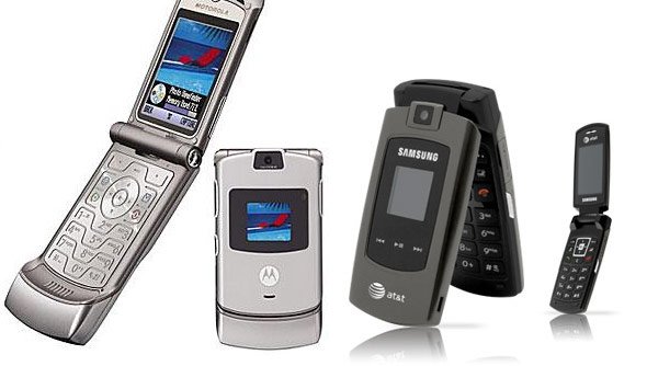  Motorola RAZR ra đời vào tháng 7 năm 2006. Còn chiếc Samsung SYNC ra đời sau đó khoảng 4 tháng, kiểu dáng vô tình giống hệt chiếc RAZR huyền thoại. 