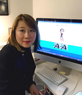 Giáo sư Pascale Fung và robot ảo Zara trên màn hình (nikkei.com) 