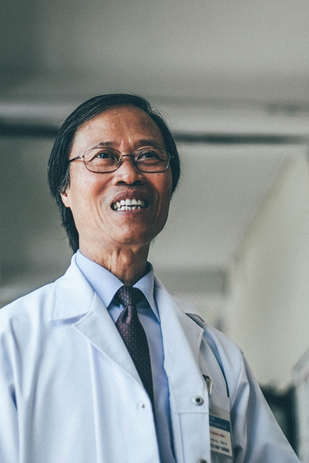 PGS.TS. Nguyễn Duy Thăng, PGĐ BV Trung ương Huế là bác sĩ đầu tiên tại Việt Nam chữa lui nhiều bệnh ung thư hoàn toàn bằng tế bào gốc. 