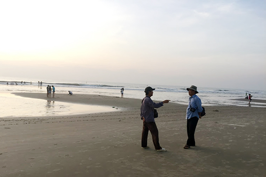  Hai người thợ ảnh dạo tại Mũi né - Phan Thiết đang đứng chơi vì không có khách - ảnh: Thành Lương 