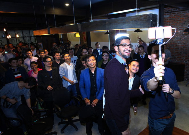 CEO Google Pichai trong lần ghé thăm Hà Nội