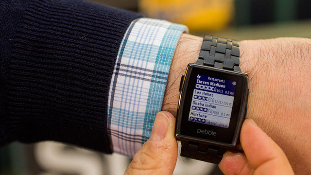 Pebble Steel, một chiếc smartwatch được đánh giá cao và có giá rẻ hơn Apple Watch rất nhiều.
