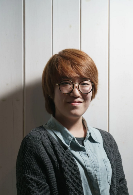  Cô Hwang Min-joo, 26 tuổi, một biên tập viên truyền hình. 