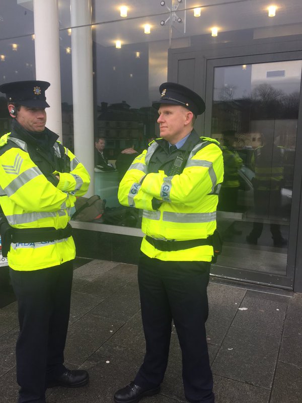  Cảnh sát đứng bên ngoài trụ sở Apple tại Ireland. 