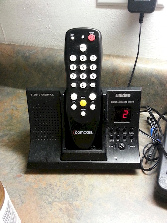  Thực ra đây là điều khiển TV nhưng lại bị cho là điện thoại, bởi vì chúng đều có số. 
