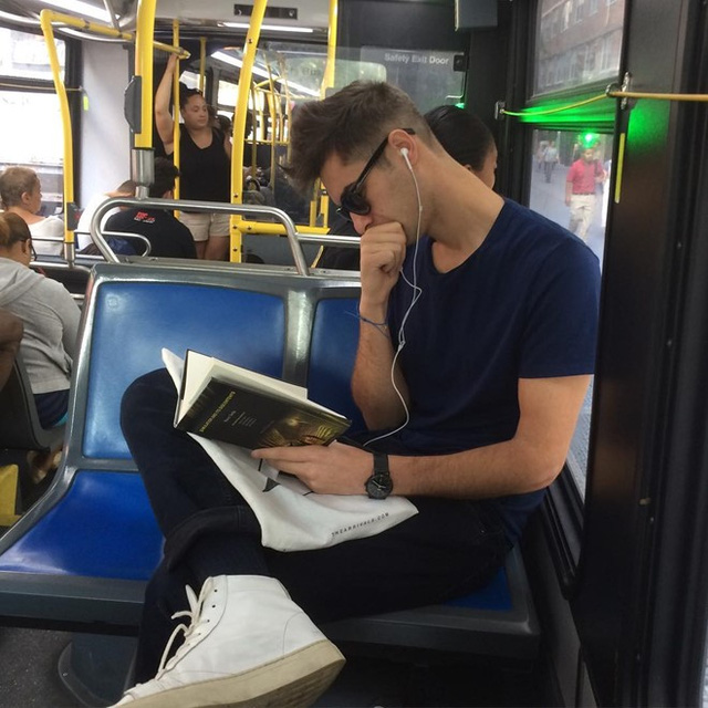 Soái ca đọc sách: Với chiếc kính mát và bộ cánh lịch lãm, Soái ca đọc sách đang đọc một cuốn sách bí ẩn thật bất ngờ. Tình yêu đối với sách của anh chàng này sẽ khiến bạn cảm thấy mãn nguyện và thật sự muốn đọc thêm đó là một trải nghiệm khó quên.