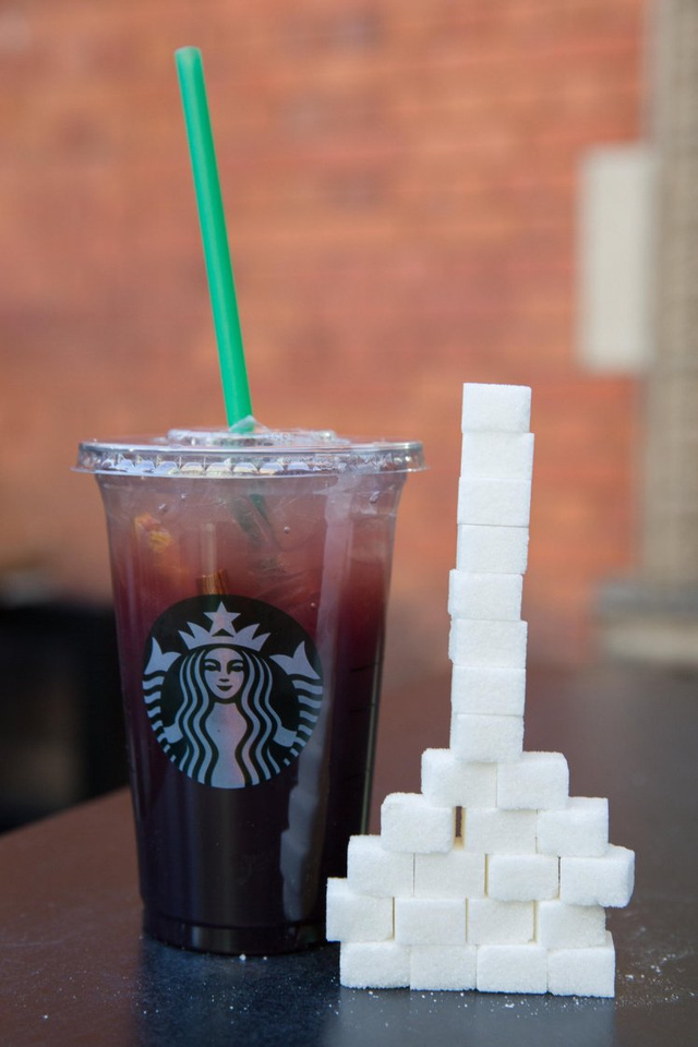  Cốc đồ uống chứa nhiều đường nhất của Starbucks - lên tới 25 thìa cà phê đường, với thành phần Nho, Trà, Cam, Quế. Ảnh: SWNS 