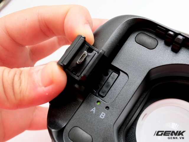  Gear VR sử dụng cổng micro USB truyền thống. 