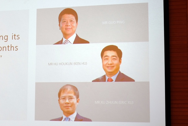 Theo chính sách luân phiên, hiện ông Ken Hu (giữa) đang nắm vị trí CEO Huawei - Ảnh: H.Đ