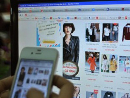  Theo kết quả khảo sát của Hiệp hội Thương mại điện tử Việt Nam, trong năm 2015, các doanh nghiệp đã đẩy mạnh bán hàng trên các thiết bị di động với tỷ lệ 26% website có phiên bản di động, đầu tư nhiều hơn cho tiếp thị trực tuyến. (Ảnh minh họa. Nguồn: Internet) 