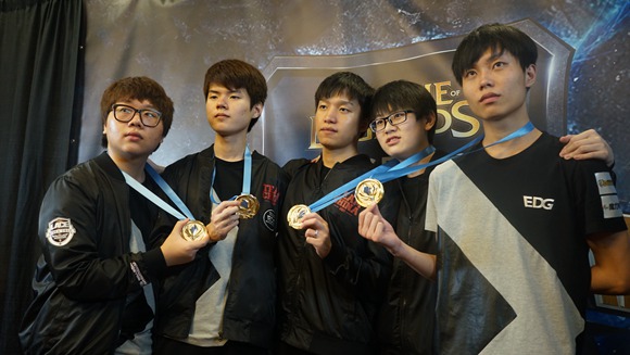 
Clearlove ở giữa, gánh team EDG giành chức vô địch MSI 2015. Danh hiệu duy nhất tuột khỏi tay SKT T1 trong 2 năm trở lại đây.
