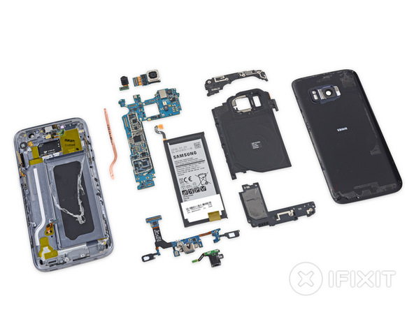  Toàn bộ linh kiện được tháo ra từ Galaxy S7. 