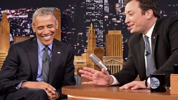 
Ông Obama không tự hào gì về smartphone do Nhà Trắng cung cấp. Ảnh: Tribute Magazine.
