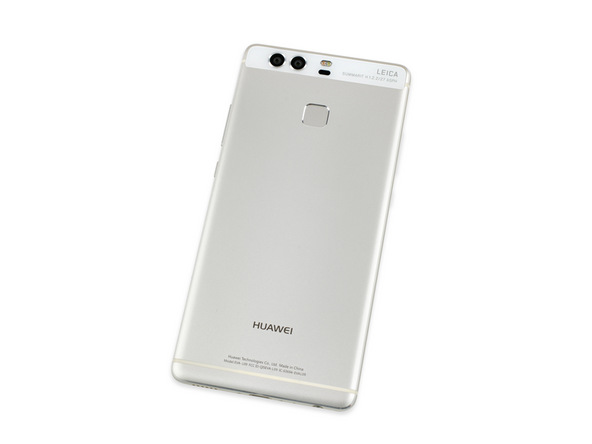  Mặt lưng của smartphone Huawei P9 với cụm camera kép đặc trưng 