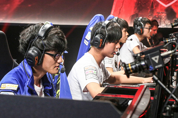 
Thắng SKT T1 trong cả 2 lượt trận vòng bảng. Đó chính là Flash Wolves!!!
