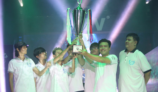 
QTV cùng với những người đồng đội của mình vô địch VCSA 2015 mùa hè.
