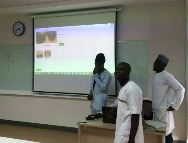  Nhóm sinh viên quốc tịch Nigeria bảo vệ đồ án tốt nghiệp của đại học FPT. 