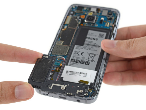  Sau khi đã tháo rời được lớp nhựa màu đen ở mặt lưng Galaxy S7. 
