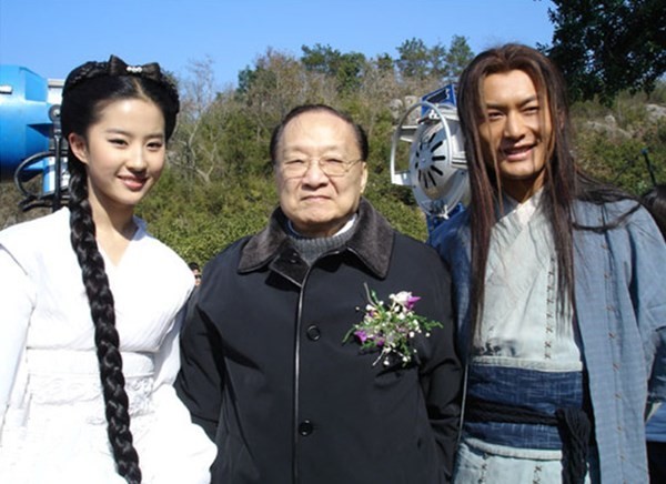 
Kim Dung chụp hình cùng Lưu Diệc Phi và Huỳnh Hiểu Minh trên phim trường Thần điêu đại hiệp 10 năm trước. Ảnh: Sina.
