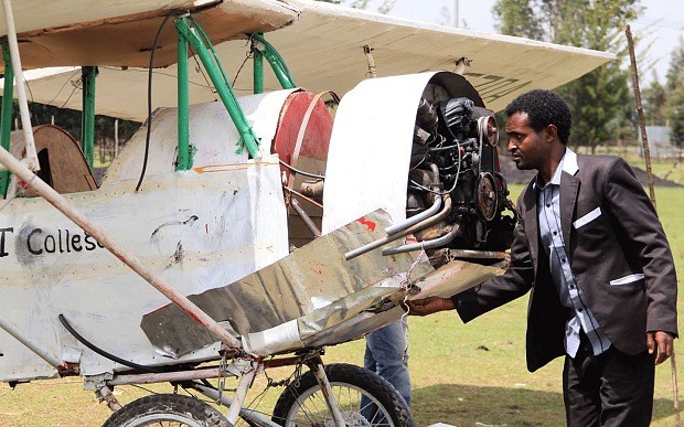 Asmelash Zerefu bên cạnh chiếc máy bay của mình. 
