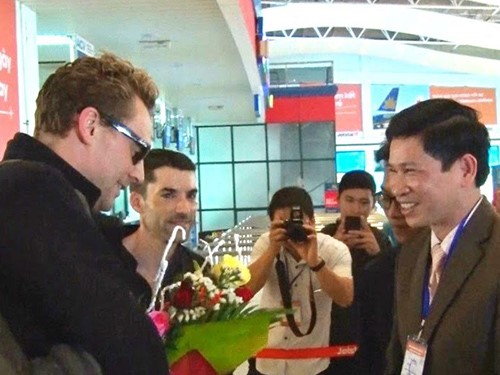 
Ông Hồ An Phong - Giám đốc Sở Văn hóa Thể thao và Du lịch tỉnh Quảng Bình (phải) đón tiếp đoàn làm phim King Kong sáng nay. Ảnh: NVCC

