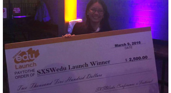  Chị Văn Đinh Hồng Vũ nhận giải tại cuộc thi SXSWedu - Ảnh: Nhân vật cung cấp. 
