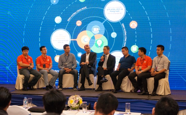  Ông Lê Hoàng Anh, Giám đốc công ty quản lý quỹ Dragon Capital, nói tại Ngày công nghệ FPT hôm 18/5 - Ảnh: H.Đ 