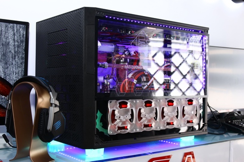 
Cỗ máy trị giá tầm 140 triệu đồng sử dụng bộ case tiền triệu&nbsp;của Thermaltake.
