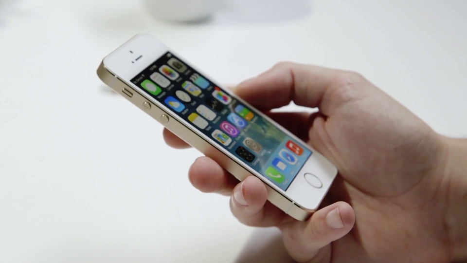 iPhone 5S đầu tiên về Việt Nam giá hơn 20 triệu đồng - VnExpress Số hóa