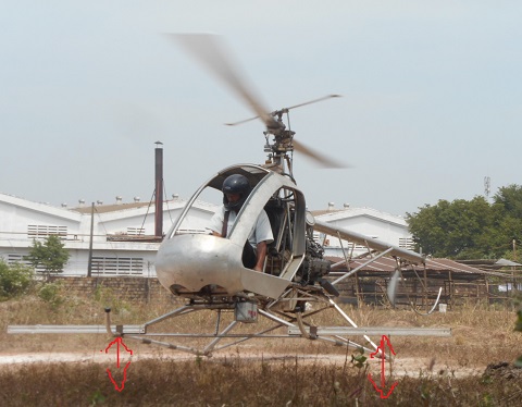  Chiếc trực thăng Bùi Hiển 2 đang bay treo ở khoảng cách hơn 25cm so mặt đất. Ảnh: Phan Cường 