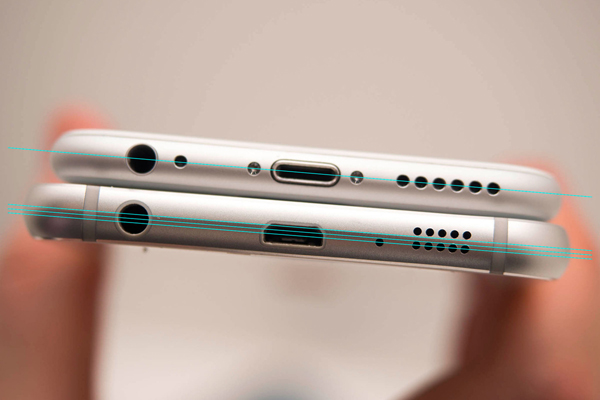  Cạnh dưới của iPhone 6 (ở trên) và Samsung Galaxy S6. 