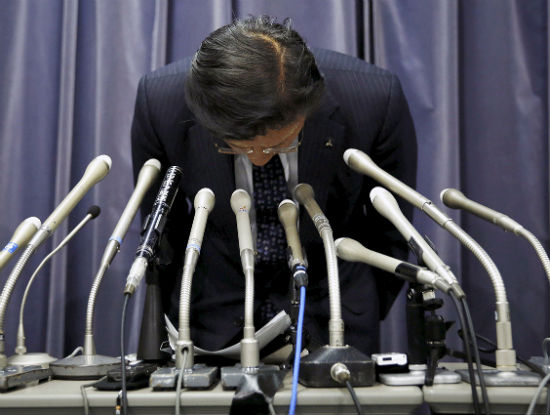 Tetsuro Aikawa, CEO Mitsubishi cúi đầu nhận lỗi trong họp báo. Ảnh: NBC