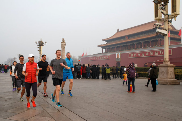  Mark Zuckerberg cùng các cộng sự chạy bộ tại Thiên An Môn. Ảnh: AFP/Getty. 