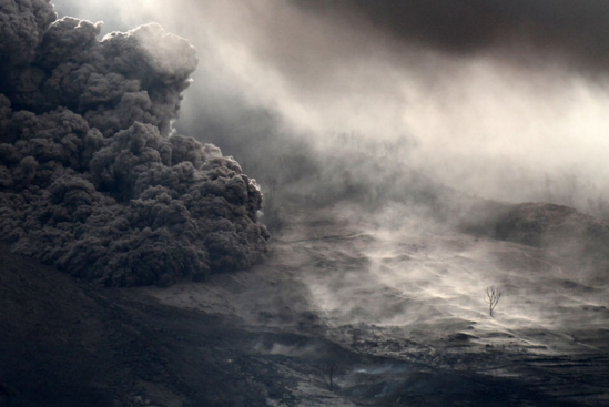  Bức ảnh này đã ghi lại khoảnh khắc đám mây tro phát ra từ núi lửa Sinabung đang phun trào ở làng Jeraya, Bắc Sumatra (Indonesia) ngày 26/6/2015. Damanik cho biết trước đó một tuần, người dân nơi đây đã được chính phủ thông báo sơ tán trong vòng bán kính 7km. 